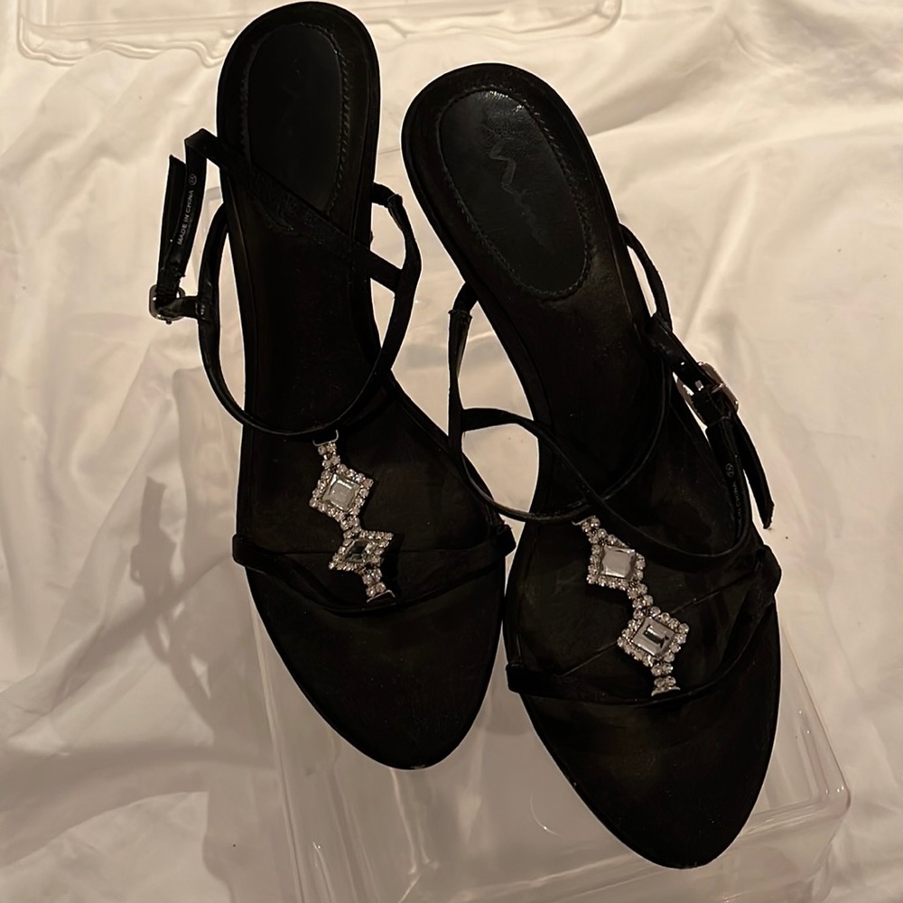 Nina semi formal open toe sandal. Size 8.5